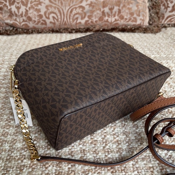 Michael Kors Jet Set Travel Medium Dome Crossbody - Picture 10 of 16